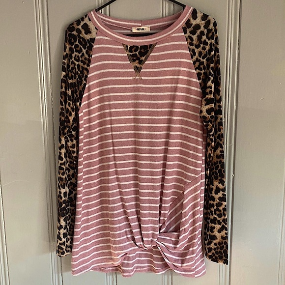 3XHP Brand NWT Gorgeous Pink & White Striped Leopard Front Twisted Hem Top- Sz S - Picture 3 of 7